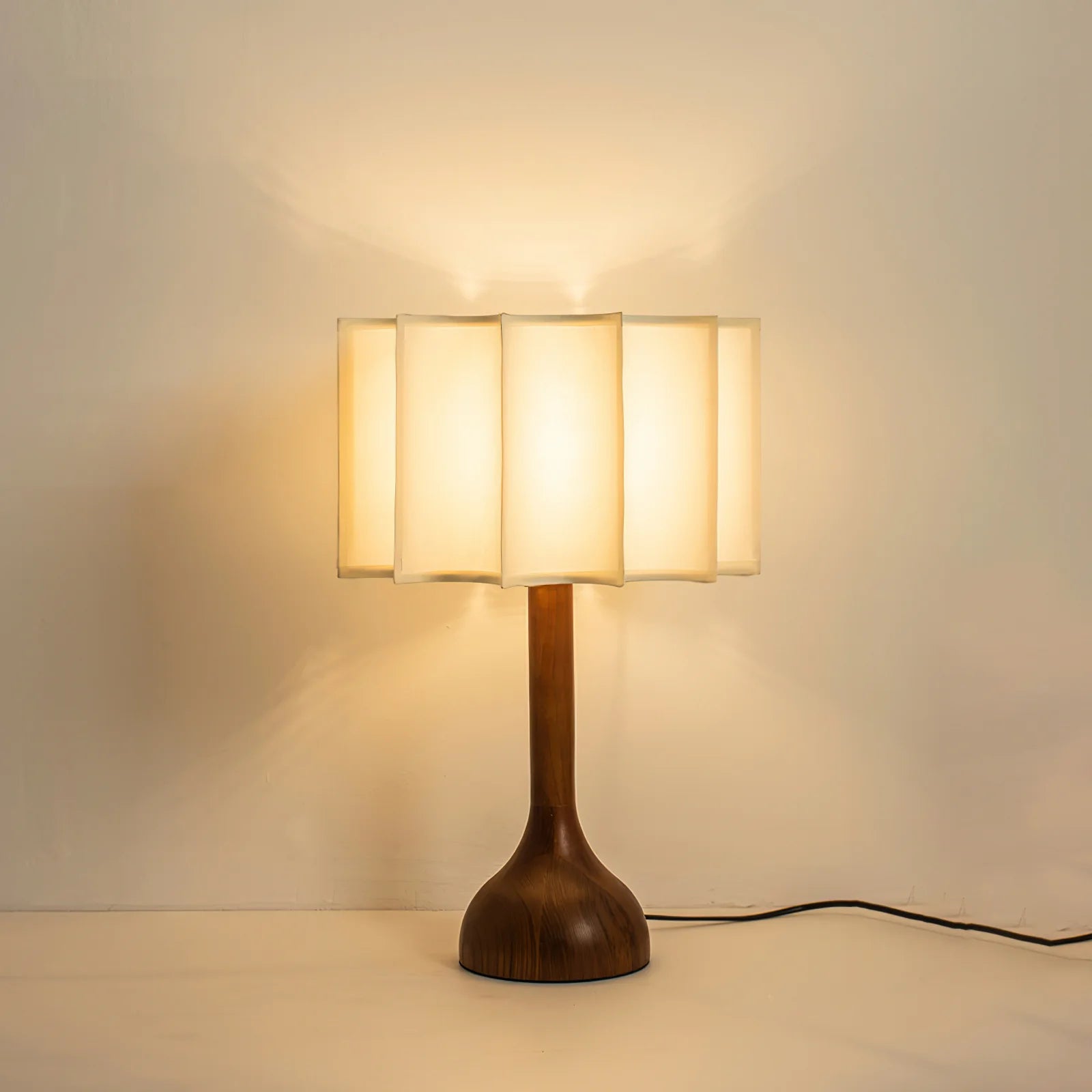 Lampe de table cylindrique classique en tissu plissé