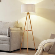 Lampadaire moderne avec pieds en bois et trépied