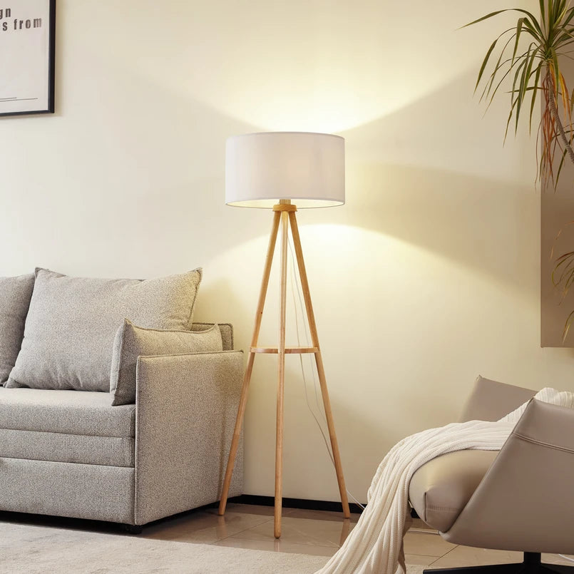 Lampadaire moderne avec pieds en bois et trépied