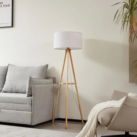 Lampadaire moderne avec pieds en bois et trépied
