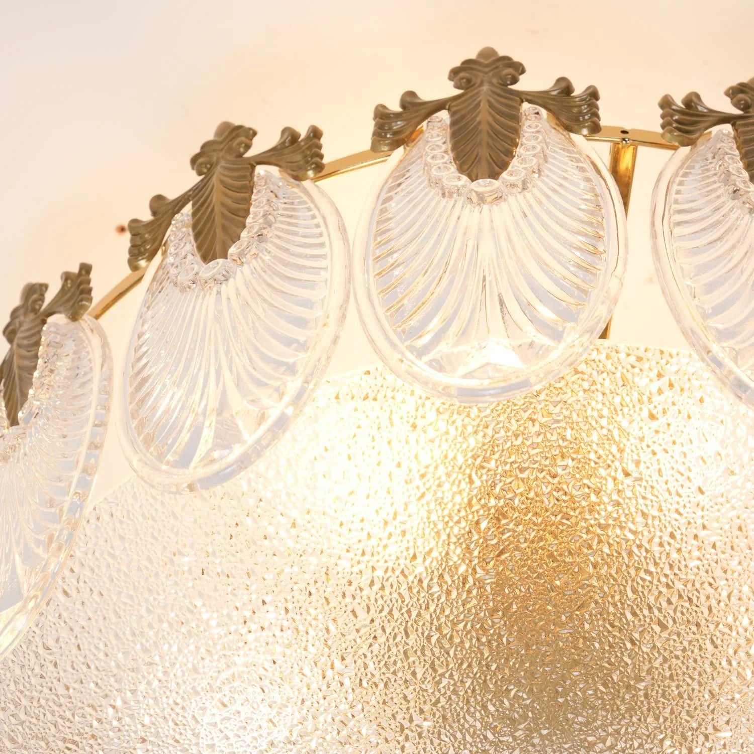 Lampadario in vetro rotondo intricato