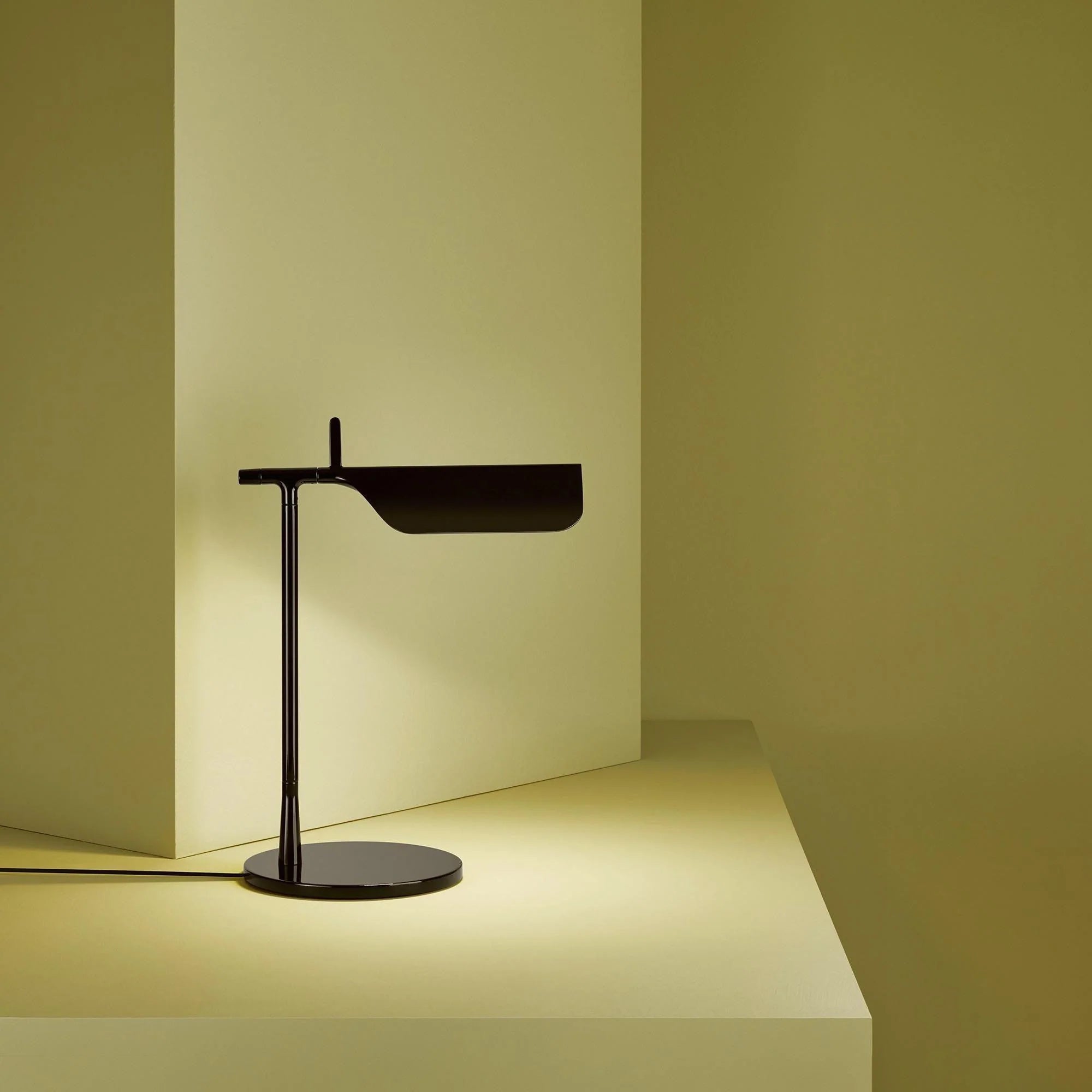 Lampe de table en fer moderne et épurée
