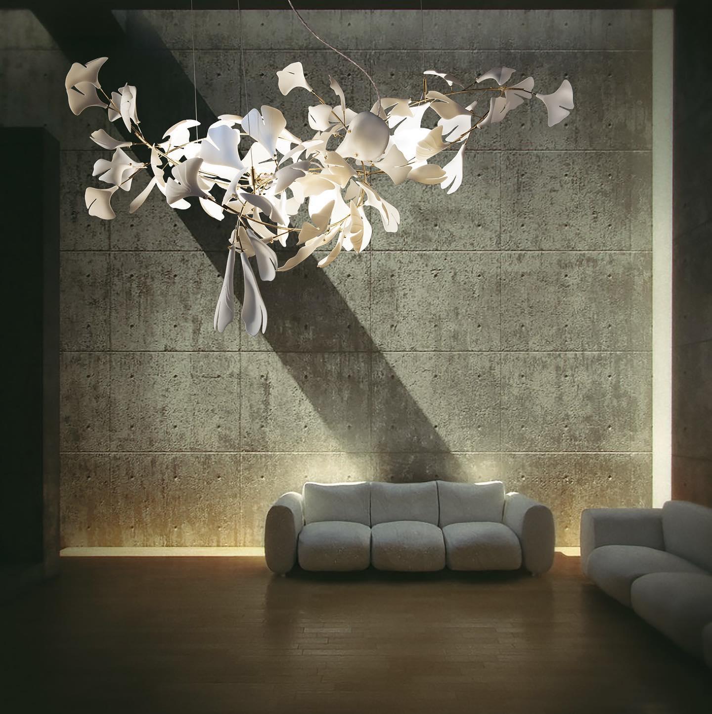 Lampadario con foglie dorate di ginkgo