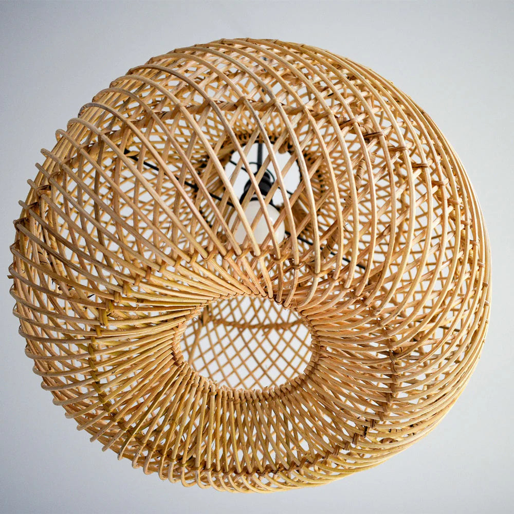 Lampada a sospensione in rattan intrecciato a mano