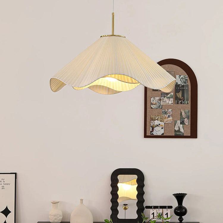 Stilfuldt kurvet stof pendel lys