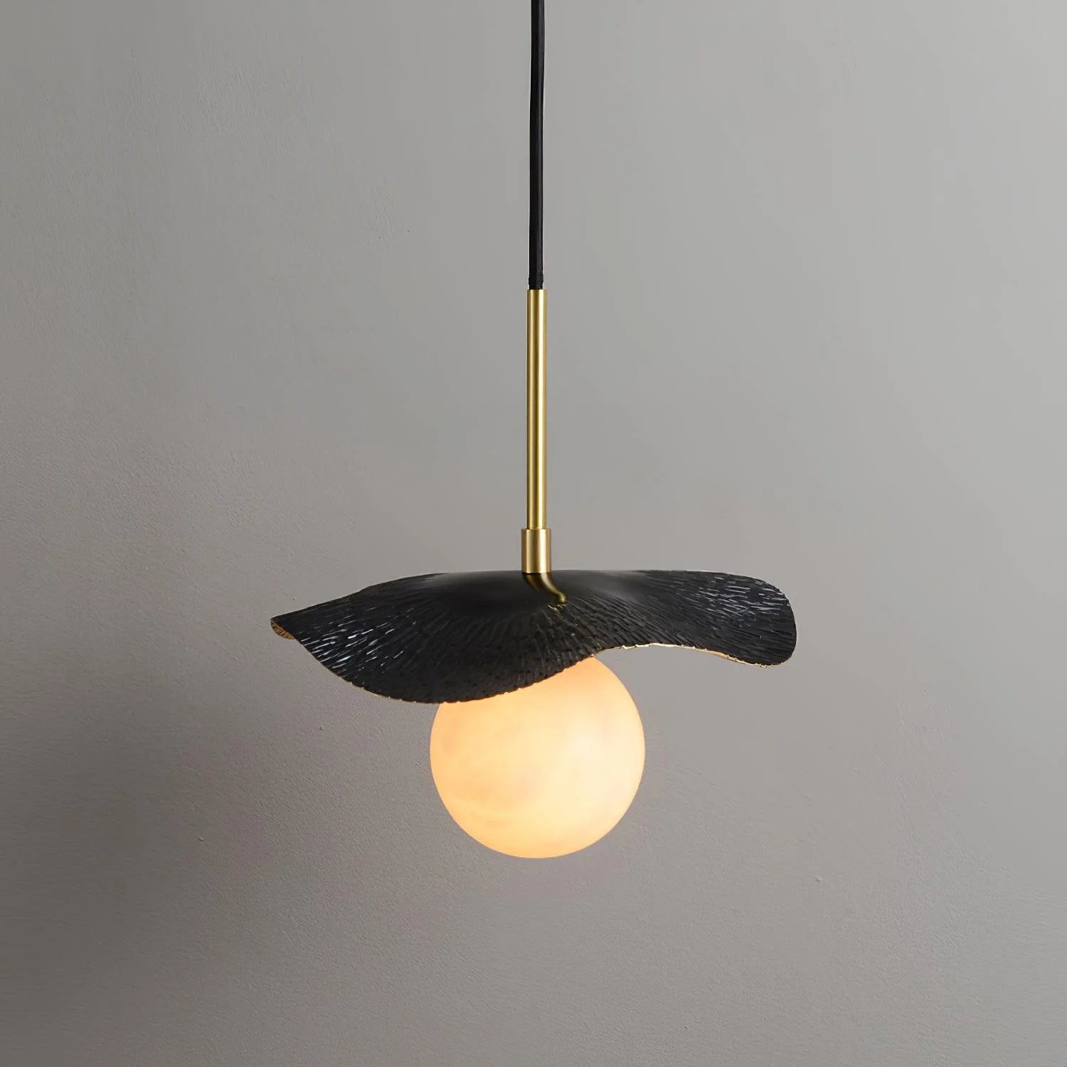 Lampe à suspension tendance en marbre feuille stylisée