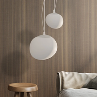 Suspension nordique en galets blancs