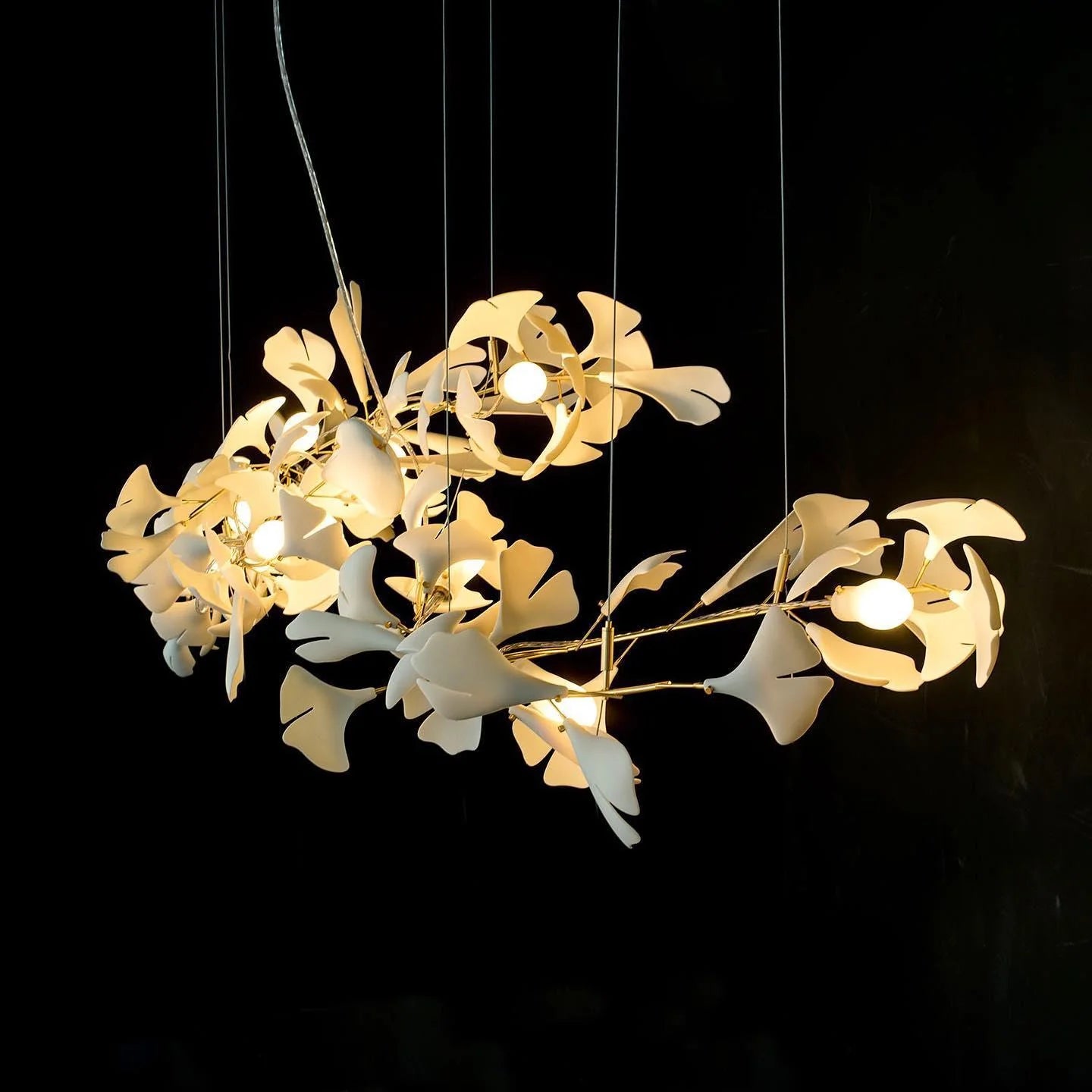 Lampadario con foglie dorate di ginkgo