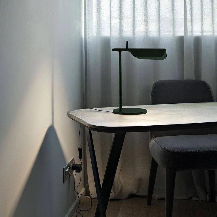 Lampe de table en fer moderne et épurée