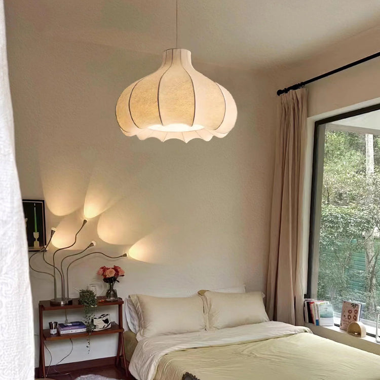 Stilfuld rund pendel i silke