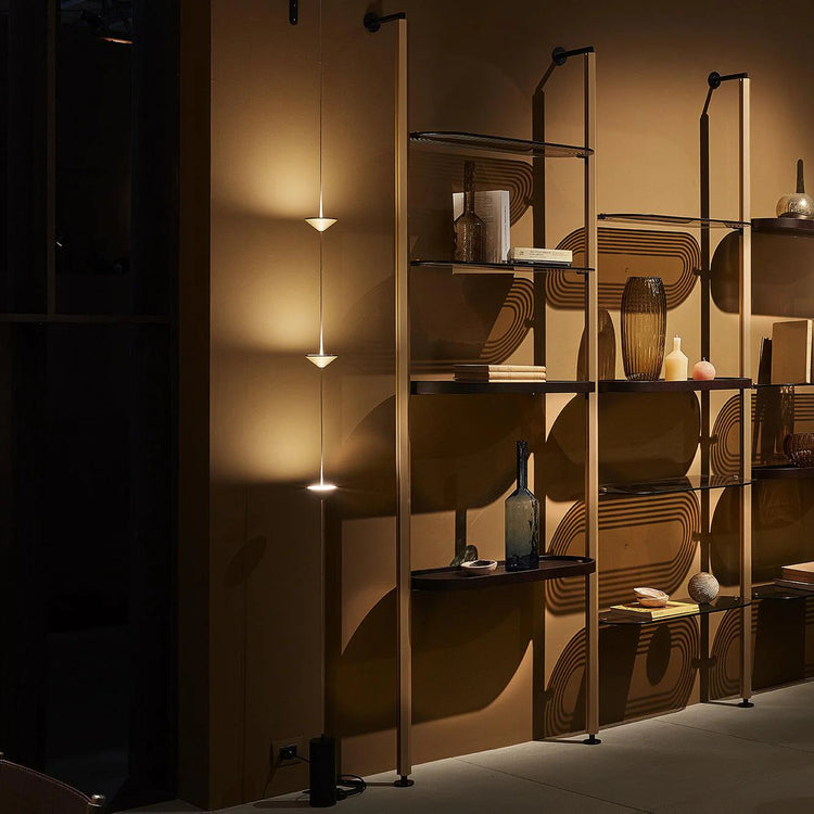 Moderne gulvlampe i konisk stål