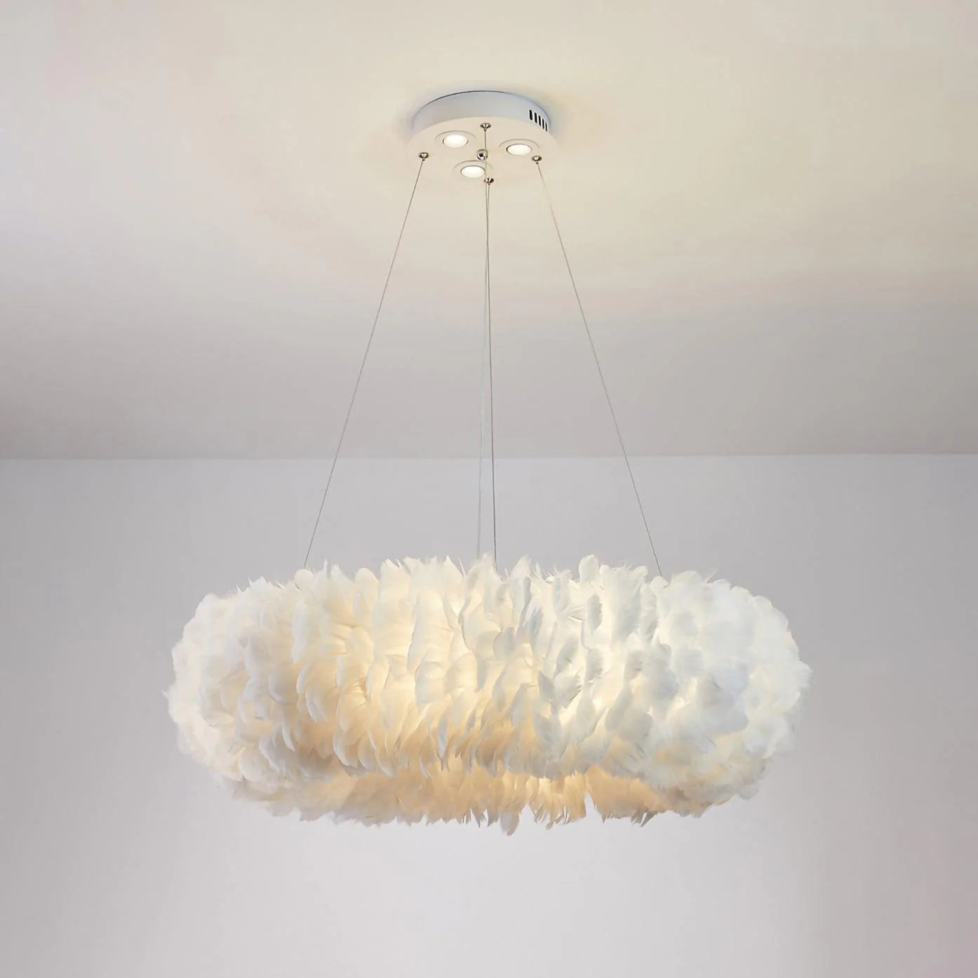 Lampada a sospensione con piume soffici
