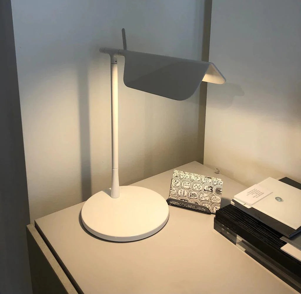 Lampe de table en fer moderne et épurée