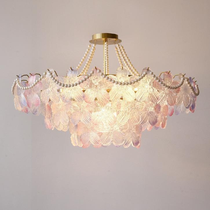 Elegante lampadario in cristallo di perle con fiori color crema