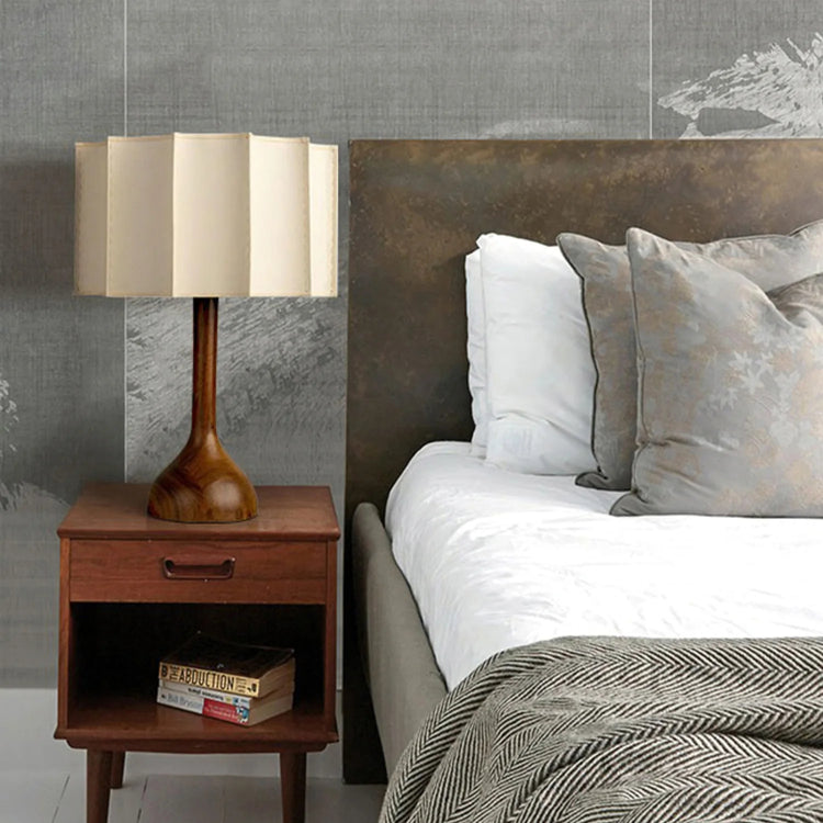 Klassisk cylindrisk plisseret stof bordlampe