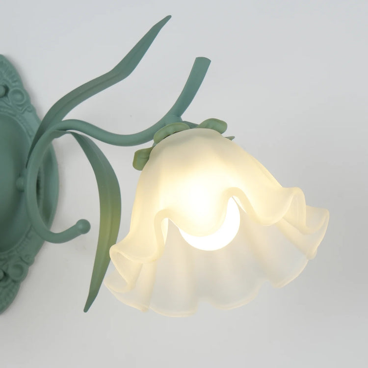 Stilfuld blomstret glasvæglampe