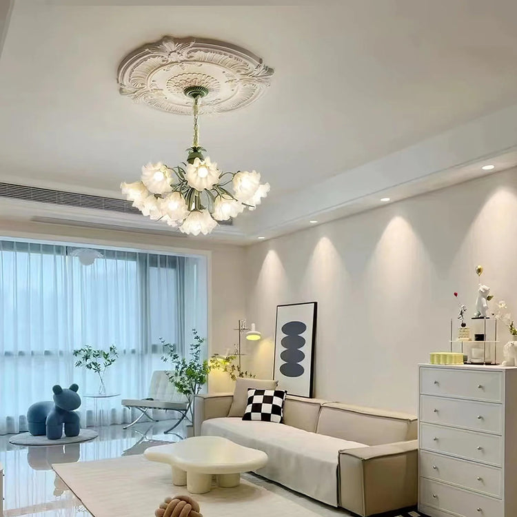 Klassisk lysekrone i glas med blomsterelementer