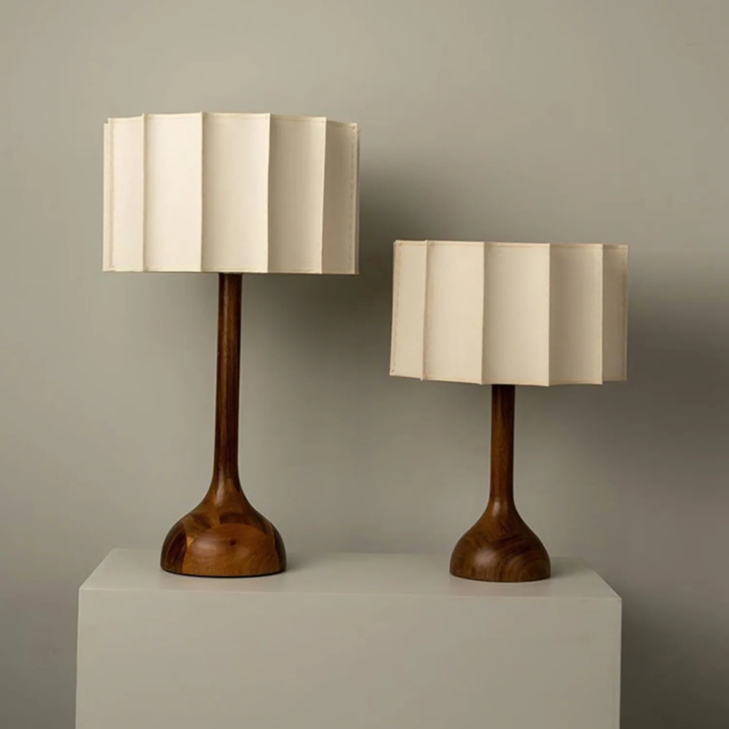 Lampe de table cylindrique classique en tissu plissé