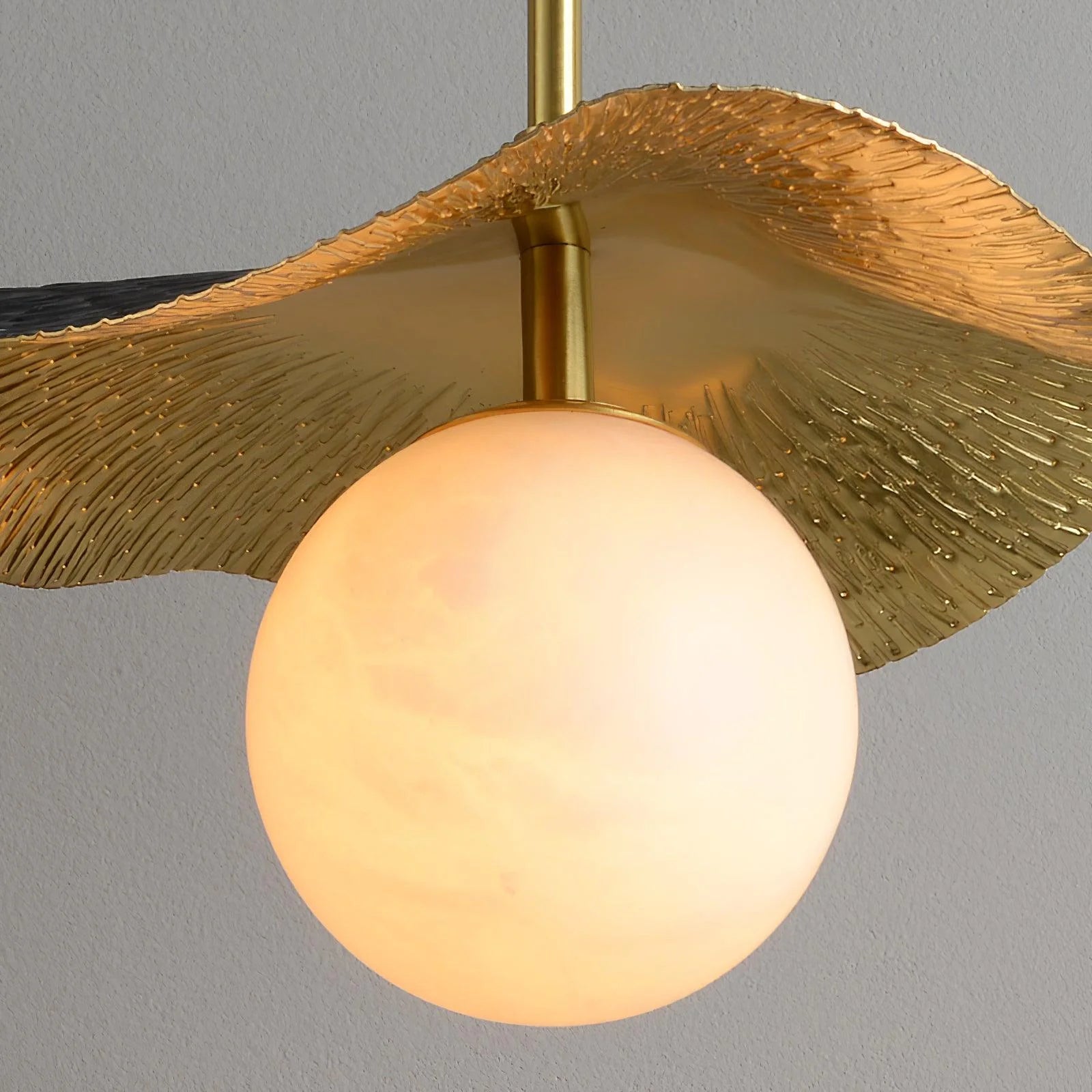 Lampe à suspension tendance en marbre feuille stylisée