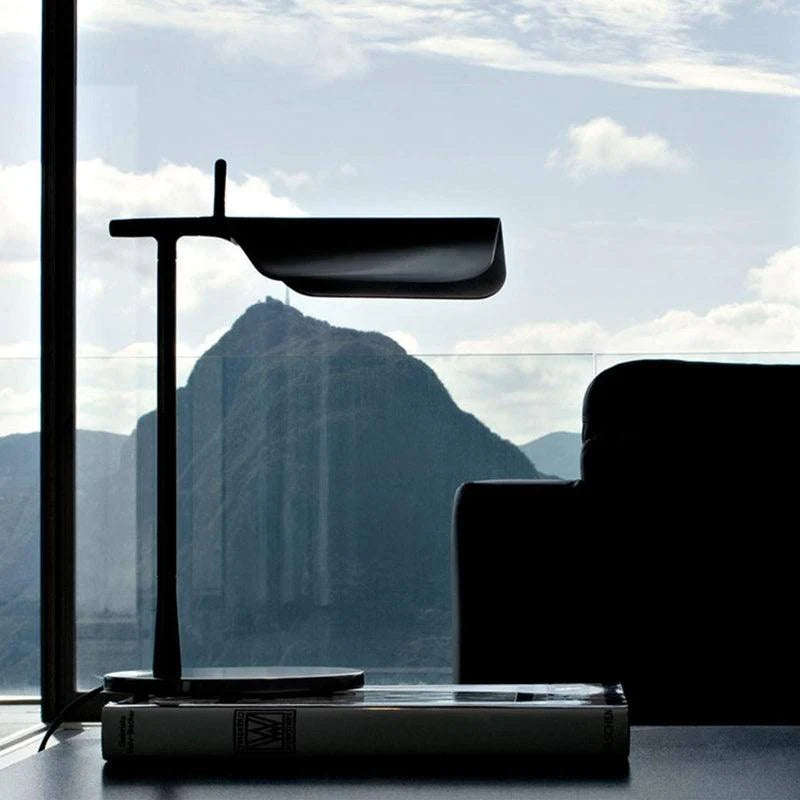 Lampe de table en fer moderne et épurée