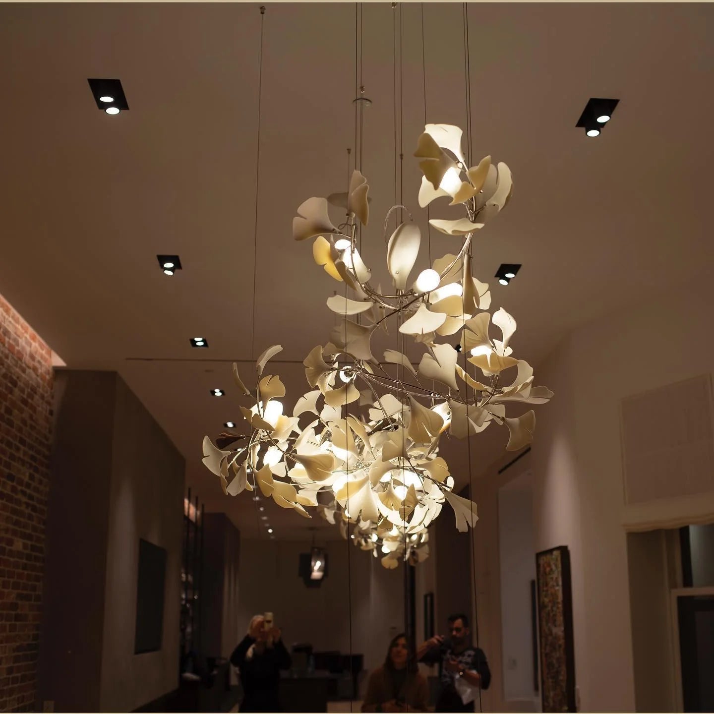 Lampadario con foglie dorate di ginkgo