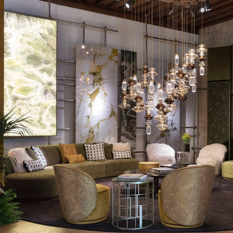 Stilfuld pendel med flere glas skærme