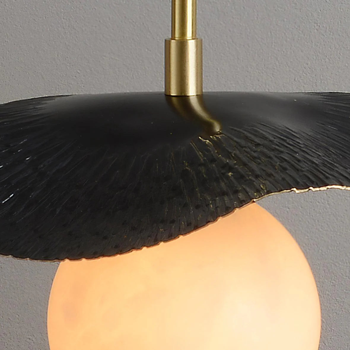 Lampe à suspension tendance en marbre feuille stylisée