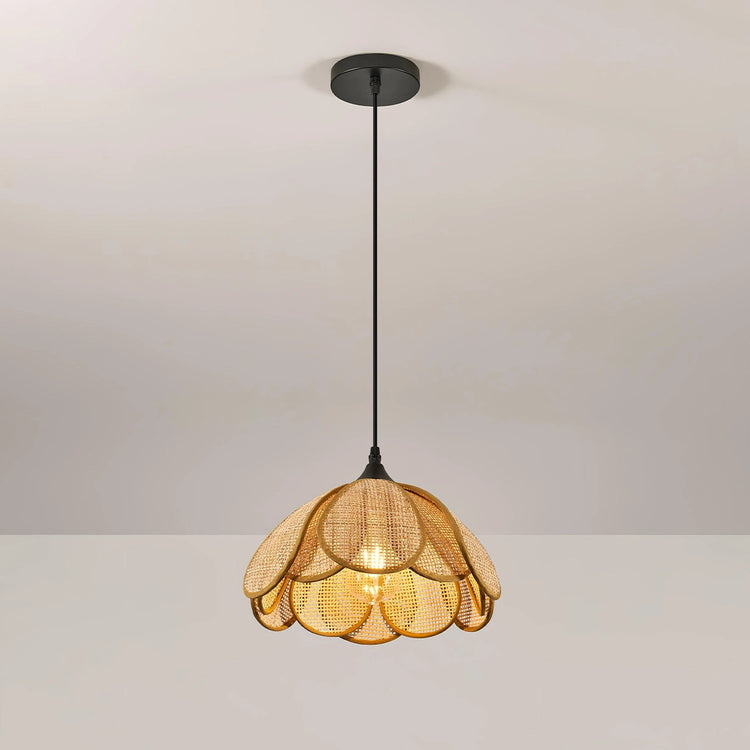 Stilfuld flerlags hængelampe i rattan med blomster