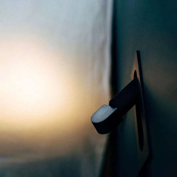 Stilfuld drejelig væglampe i aluminium