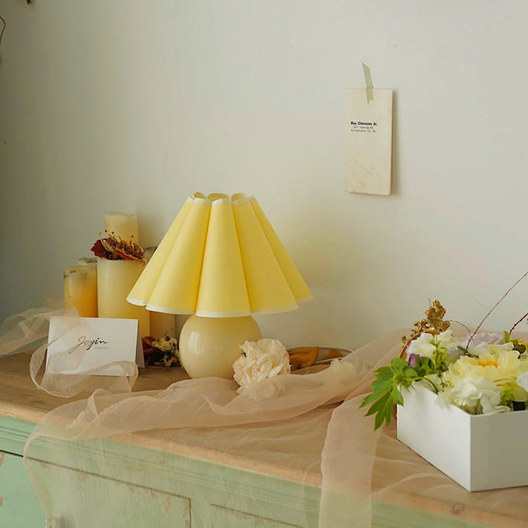 Klassisk bordlampe i afrundet svampestof