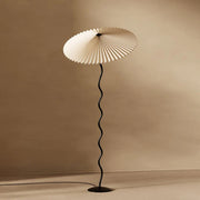 Lampadaire traditionnel en tissu et métal courbé