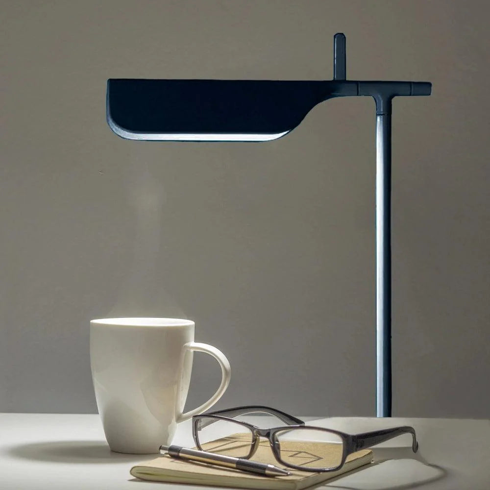 Lampe de table en fer moderne et épurée