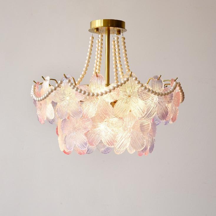 Elegante lampadario in cristallo di perle con fiori color crema