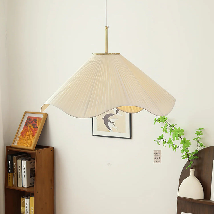 Stilfuldt kurvet stof pendel lys