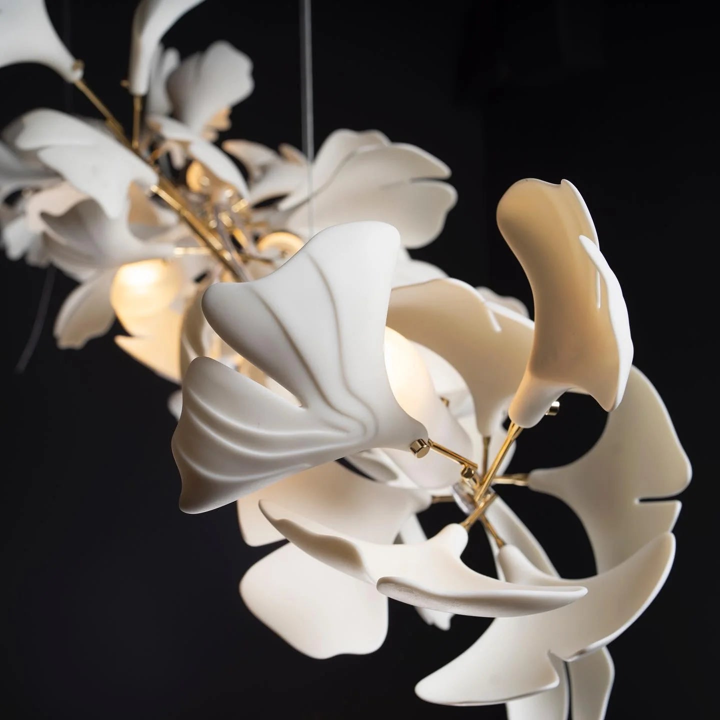 Lampadario con foglie dorate di ginkgo