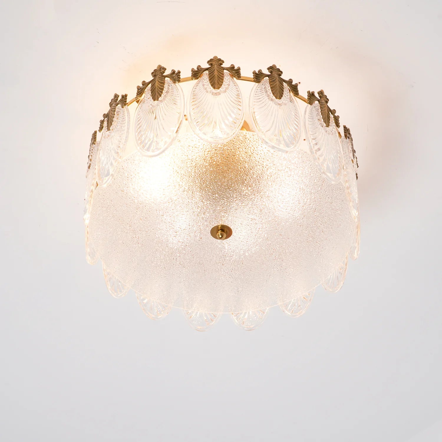 Lampadario in vetro rotondo intricato