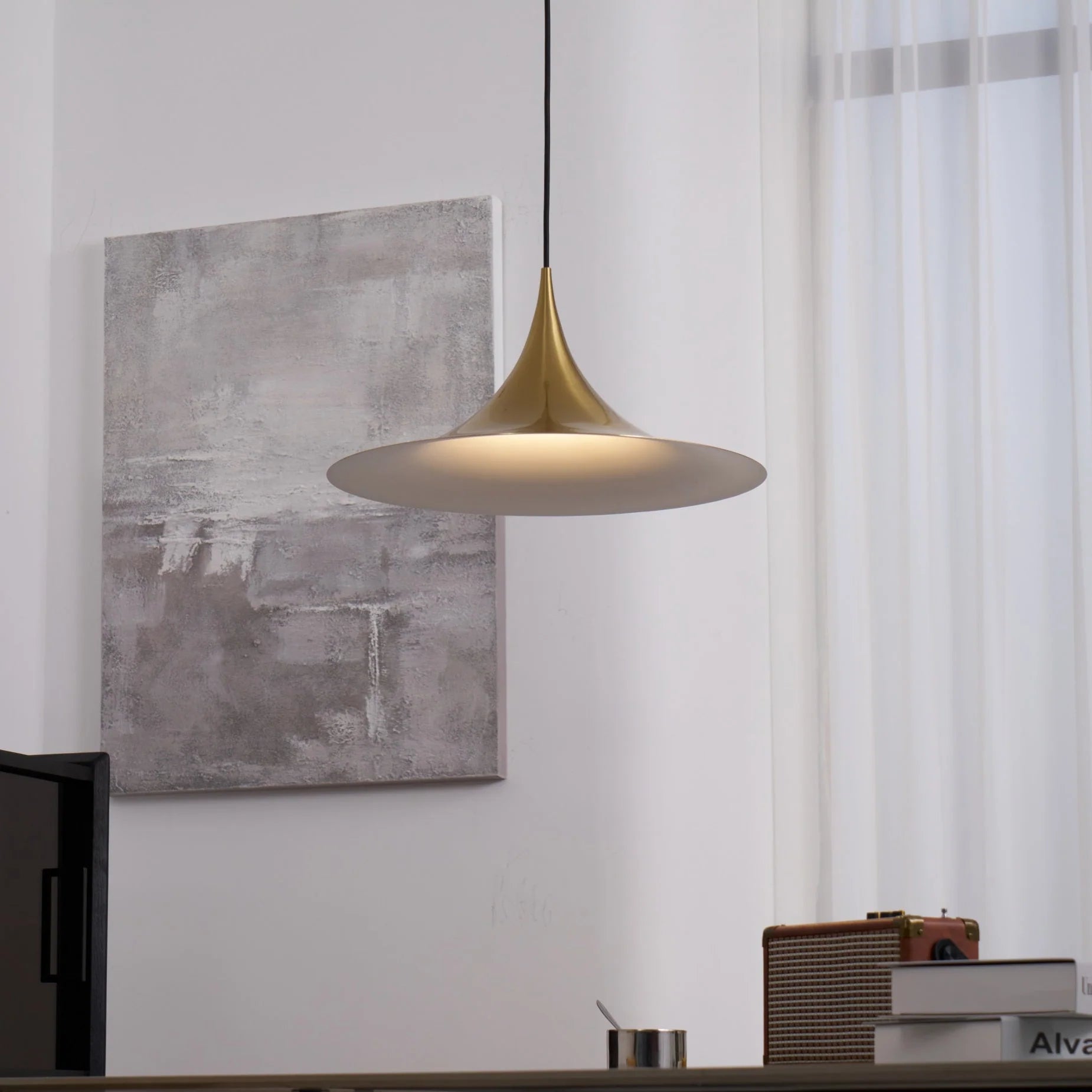 Stilfuld buelampe i aluminium