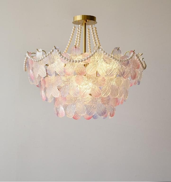 Elegante lampadario in cristallo di perle con fiori color crema