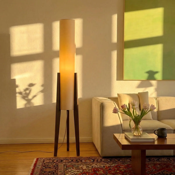 Golvlampa i massivt valnötsträ