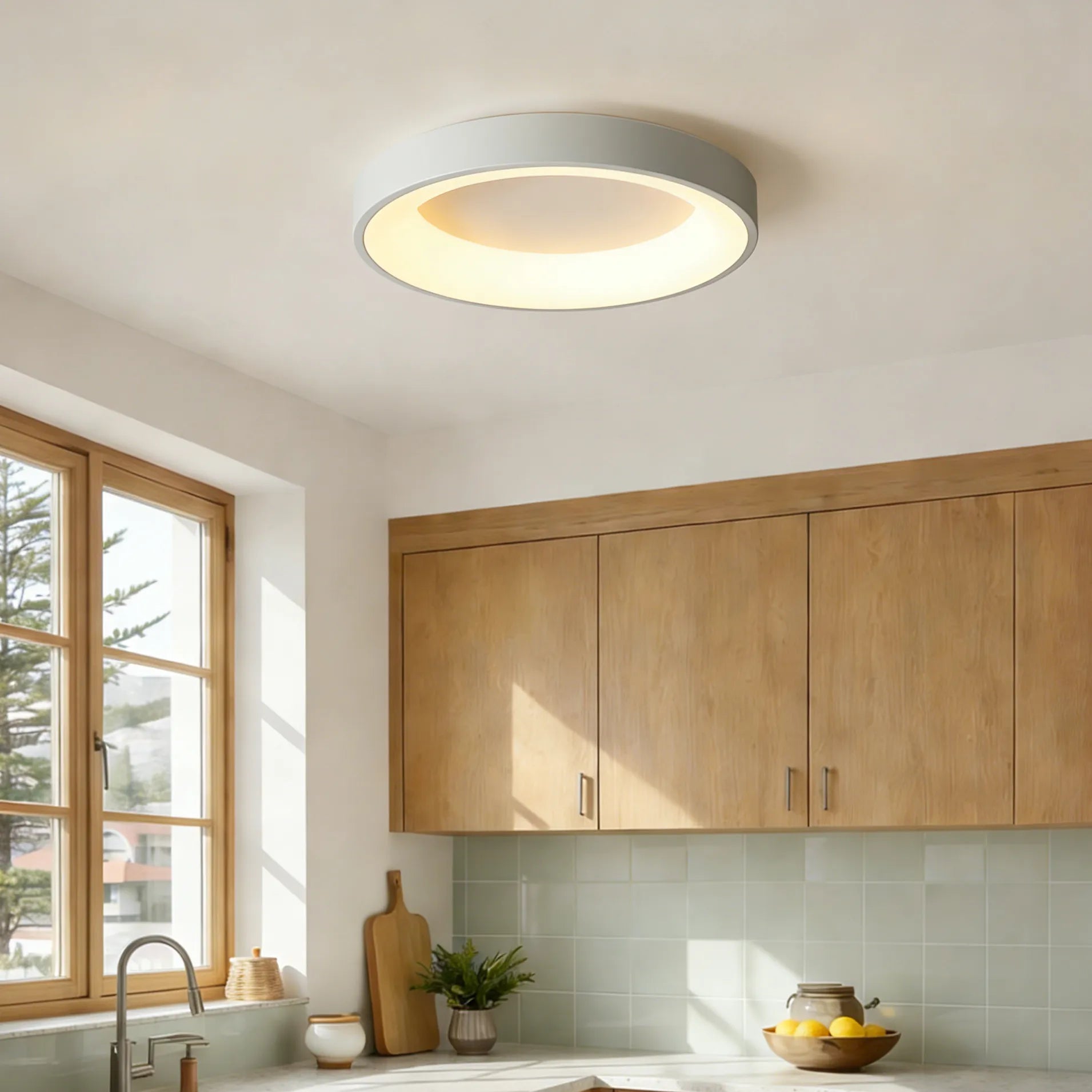 Moderne, schlichte, farbenfrohe Deckenleuchte