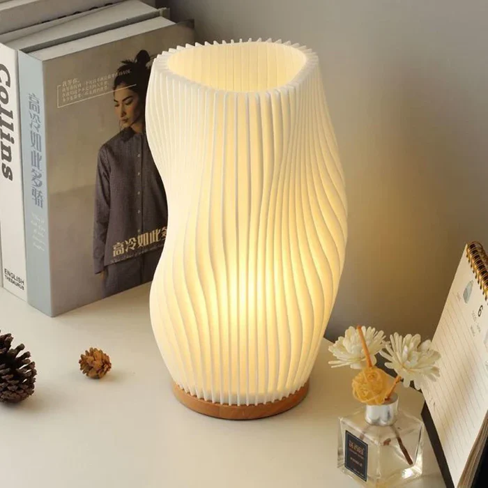 Chic spiralstribet skærm natlampe