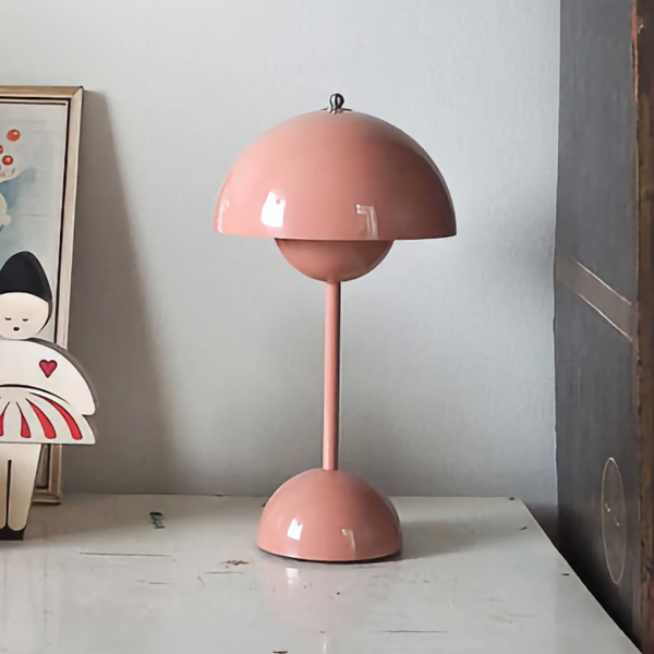 Nordisk enkel lyserød jernknopbordslampe