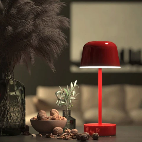 Lampada da tavolo moderna in metallo semplice ed elegante