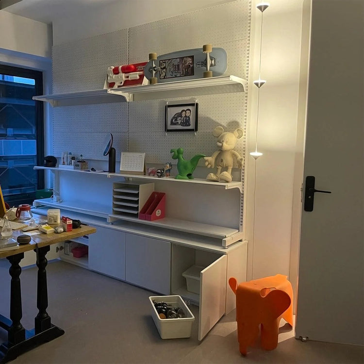 Moderne gulvlampe i konisk stål