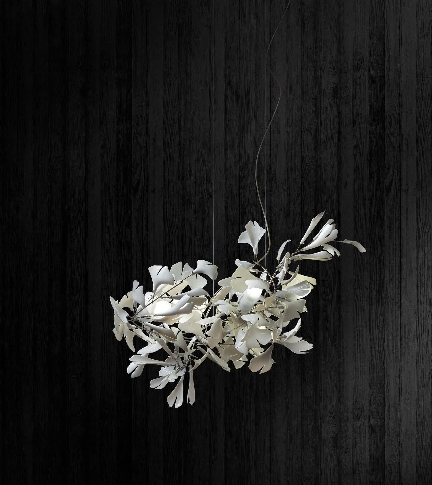 Lampadario con foglie dorate di ginkgo