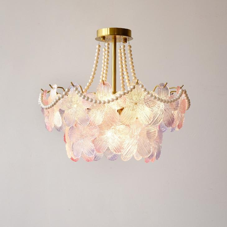 Elegante lampadario in cristallo di perle con fiori color crema