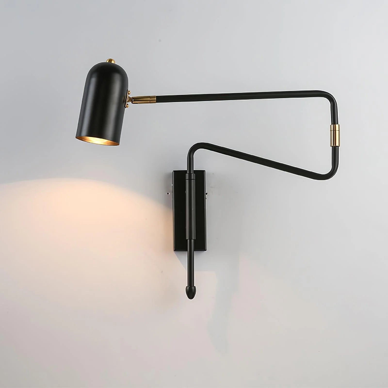 Stilfuld geometrisk arm jern væglampe