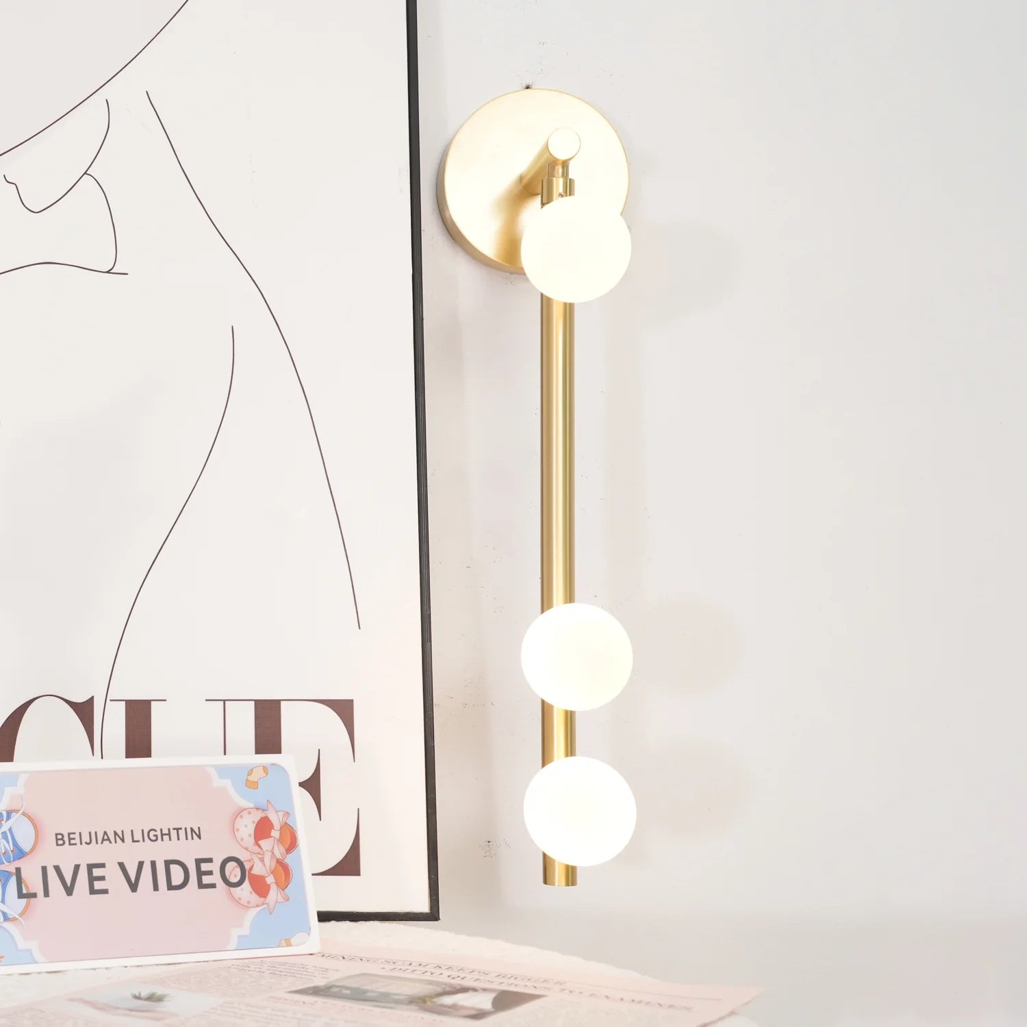 Elegante lampada da parete in vetro e ottone