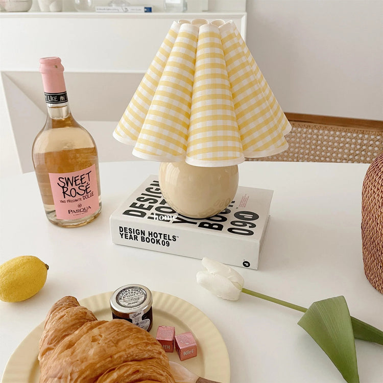 Klassisk bordlampe i afrundet svampestof