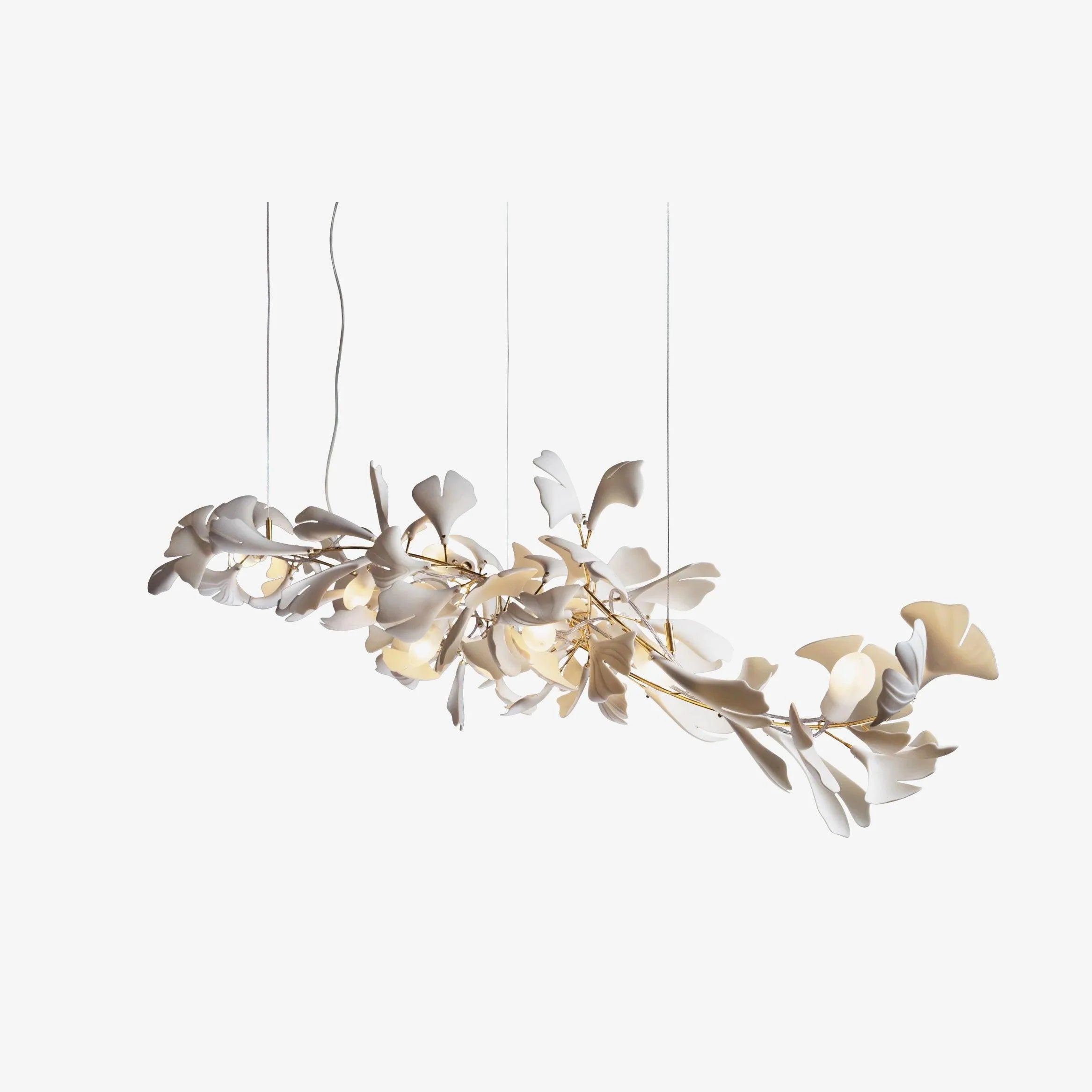 Lampadario con foglie dorate di ginkgo